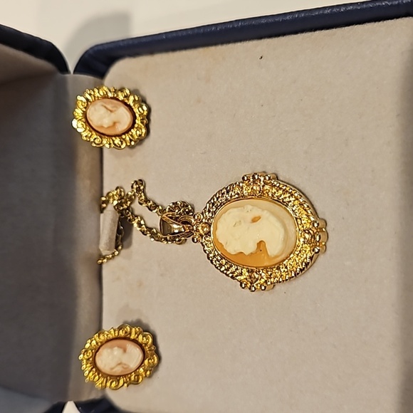 CAMEO SET on Goldtone Pierced Earrings & 18" Necklace - Picture 1 of 9